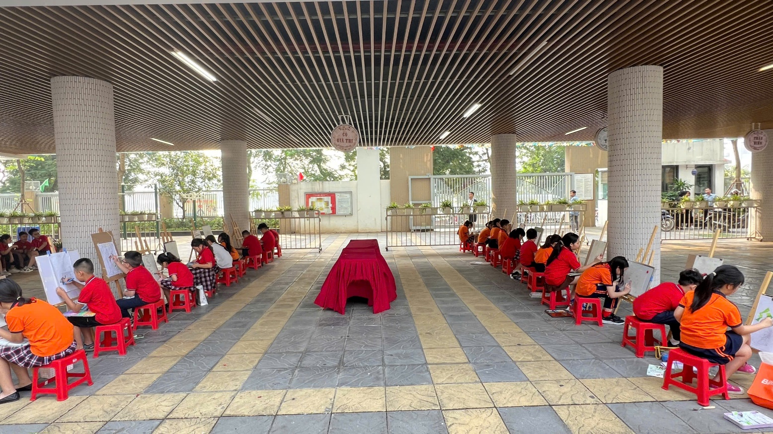 A group of people sitting in chairs in a roomDescription automatically generated
