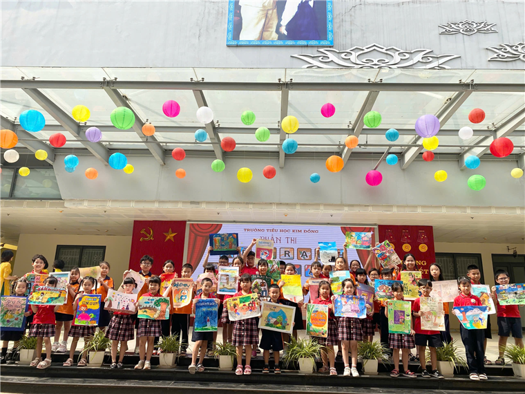 A group of children holding up postersDescription automatically generated