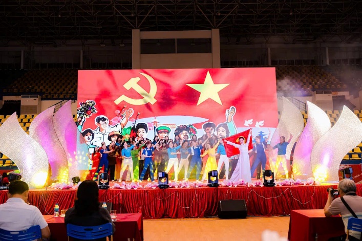 A group of people on a stage

Description automatically generated