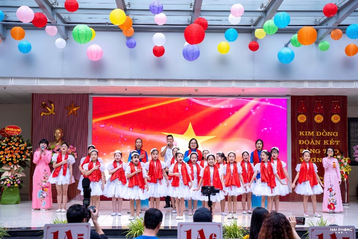 A group of children on a stage

Description automatically generated