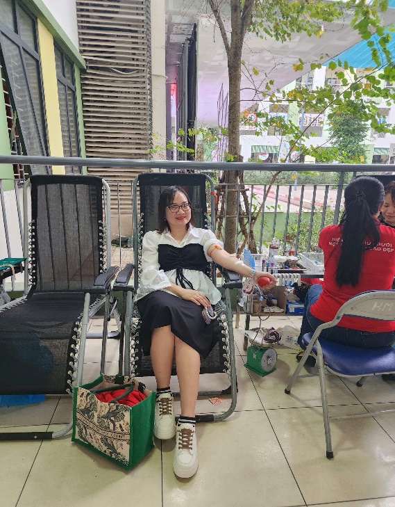 A person sitting in a chair

Description automatically generated