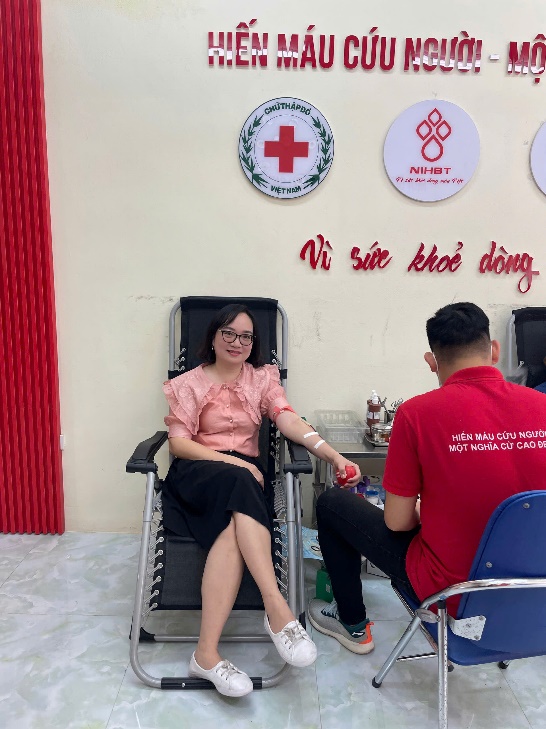 A person sitting in a wheelchair

Description automatically generated