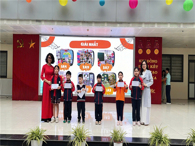 A group of people standing on a stageDescription automatically generated