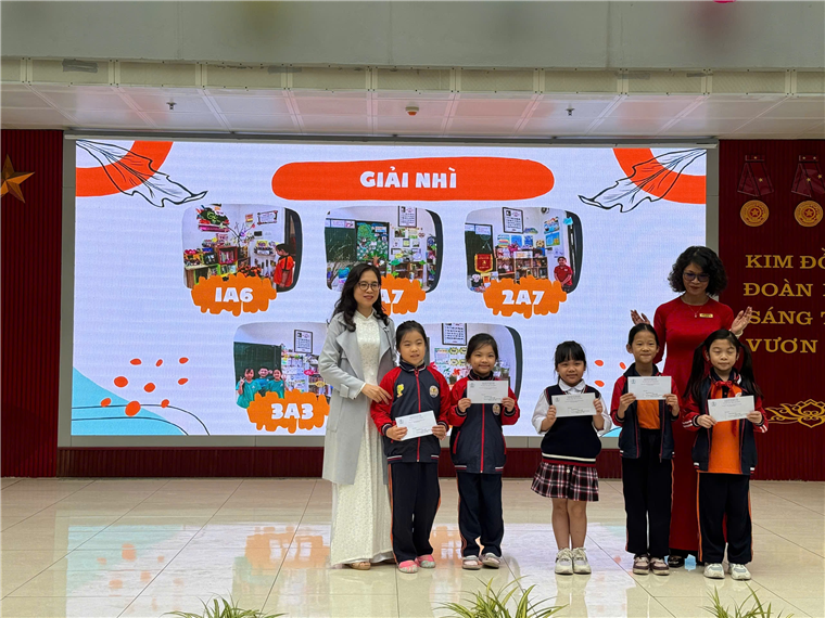 A group of children holding certificatesDescription automatically generated