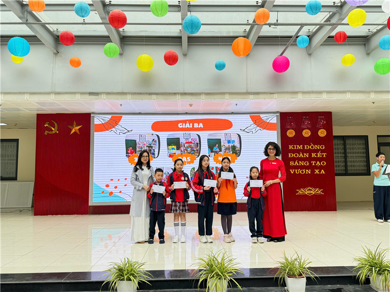 A group of people standing on a stageDescription automatically generated