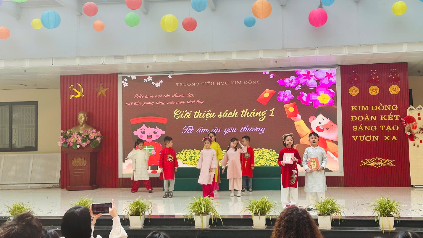 A group of children on a stage

Description automatically generated