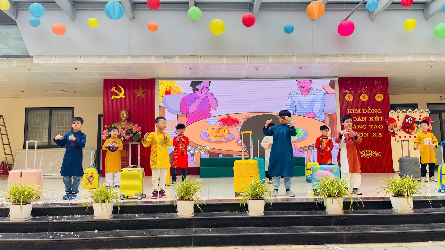 A group of children performing on stage

Description automatically generated