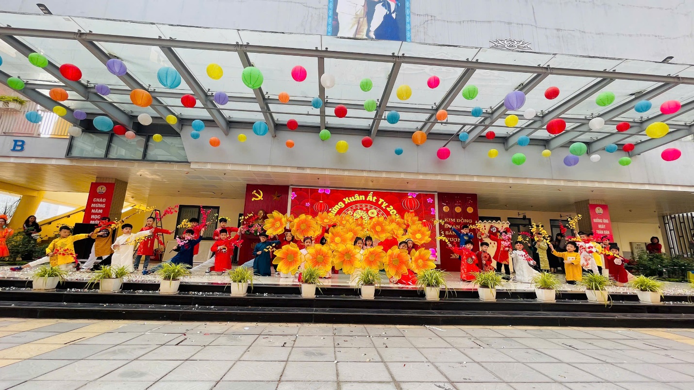 A group of people on a stage

Description automatically generated