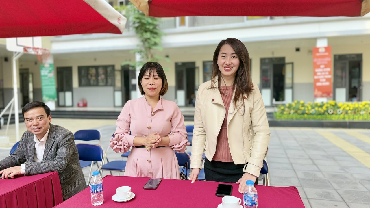 Two women standing at a table

AI-generated content may be incorrect.