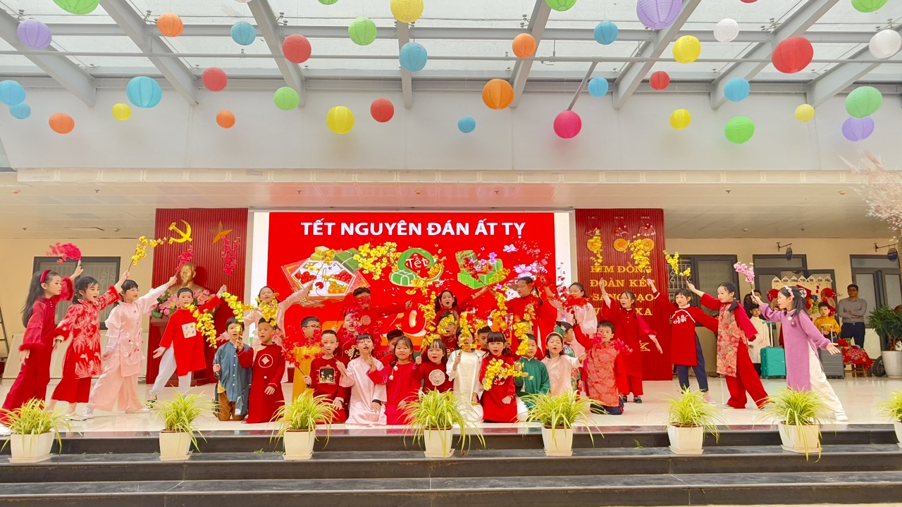 A group of children in red dresses

AI-generated content may be incorrect.