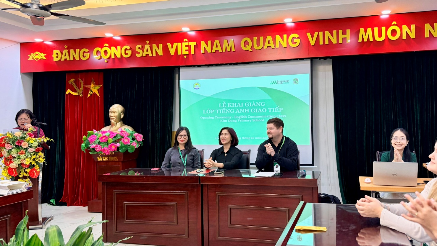 A group of people at a podium
AI-generated content may be incorrect.