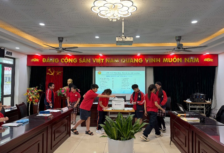 C:\Users\User-1\Desktop\Ảnh ĐHLĐ 2526\z7159110871117_18683f40f4d49f92e1a6d83fc5ea44d0.jpg