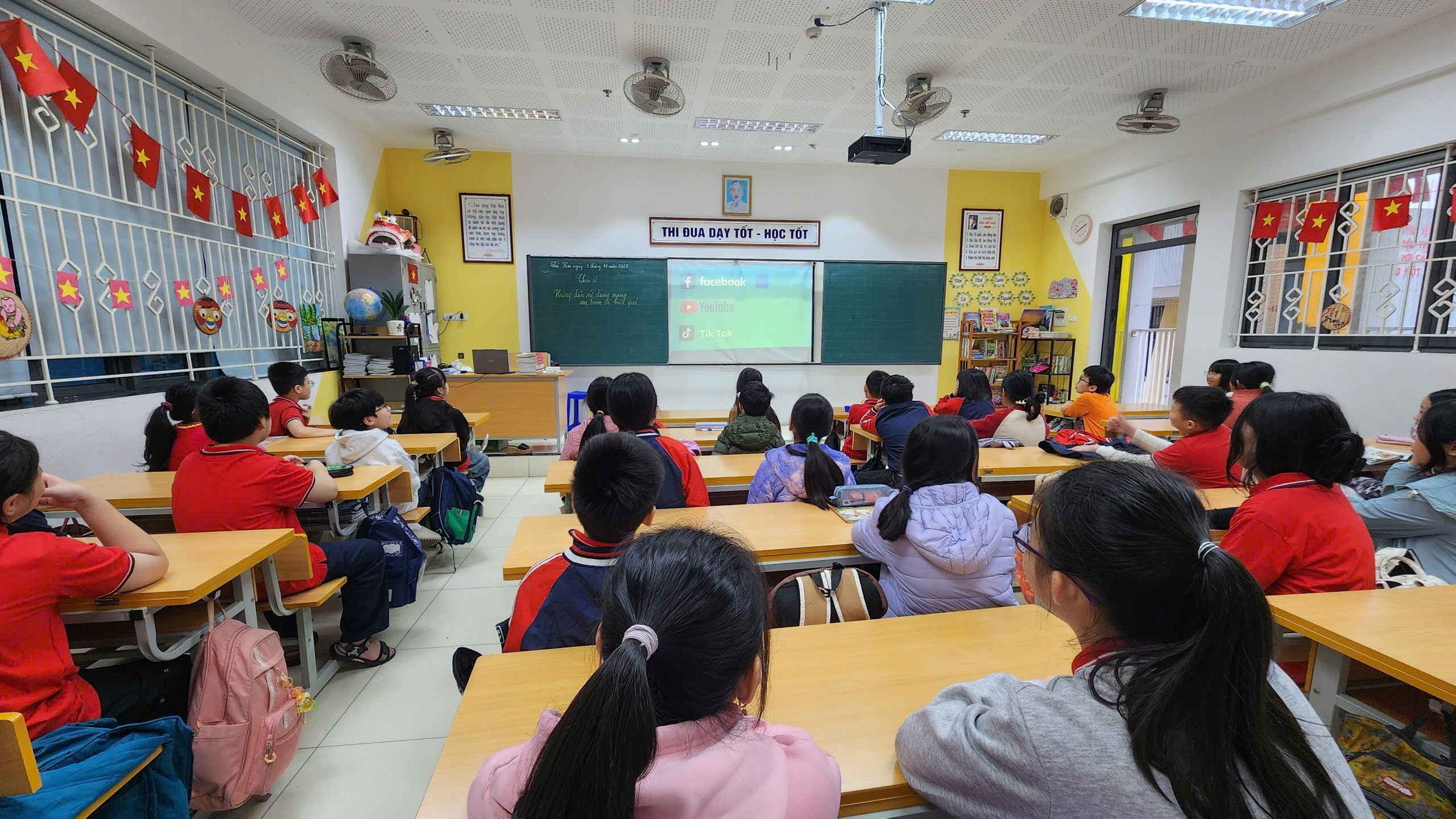 A group of students in a classroom
AI-generated content may be incorrect.