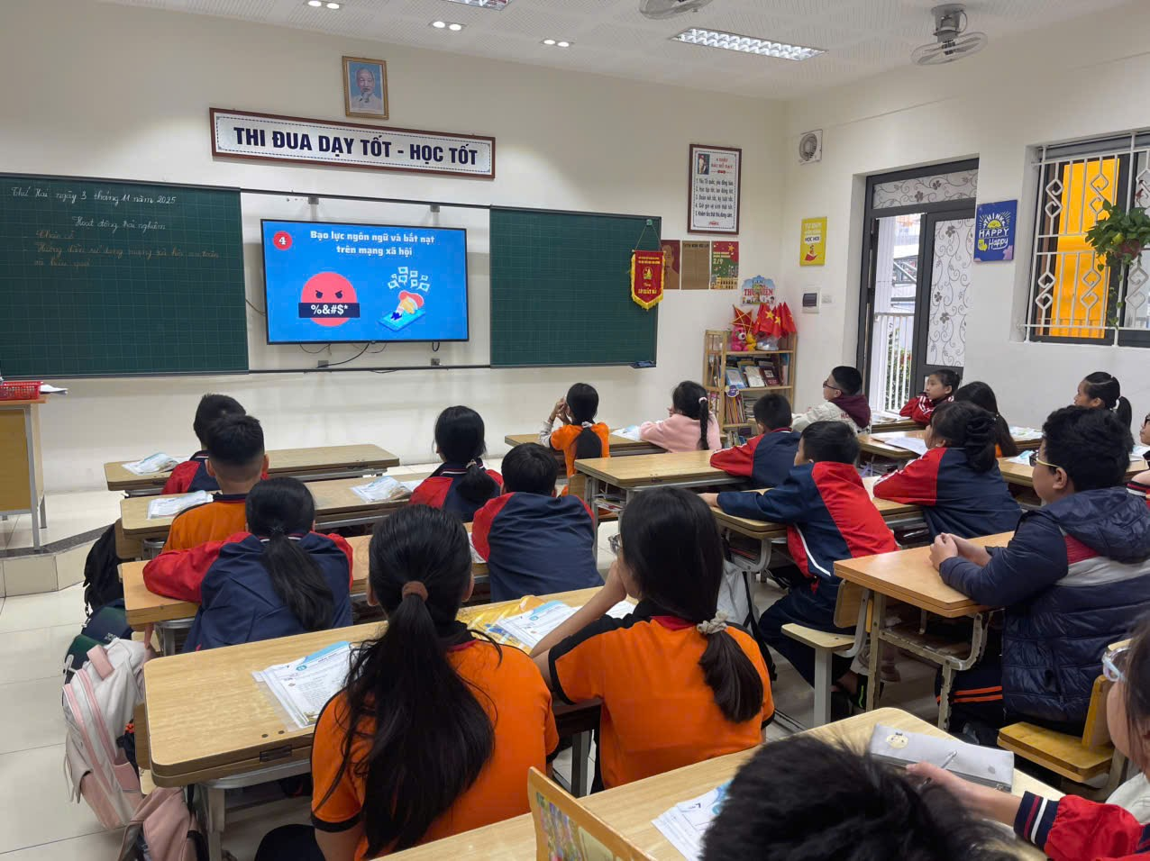 A group of people in a classroom
AI-generated content may be incorrect.