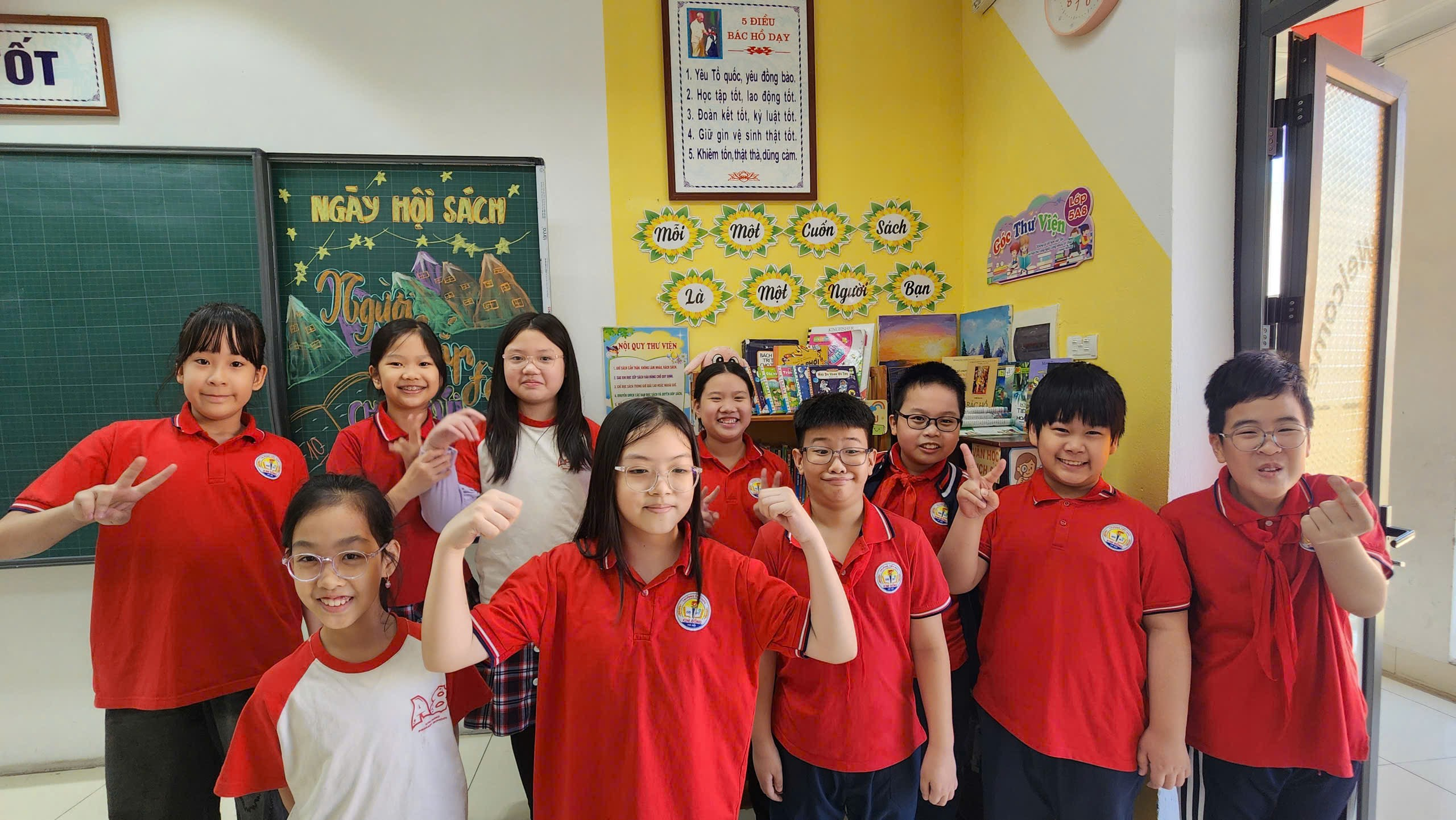 A group of children in a classroom

AI-generated content may be incorrect.