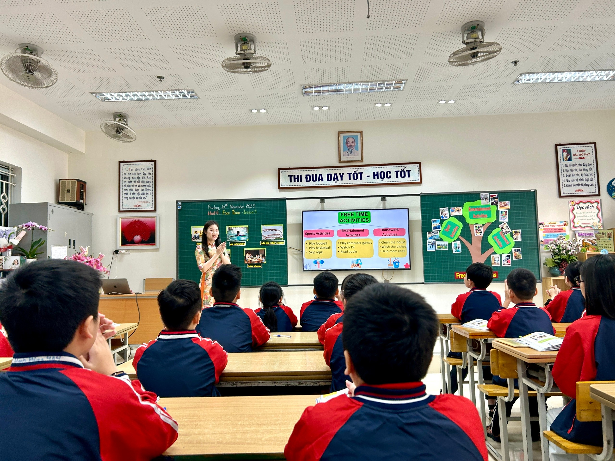 A group of people in a classroom
AI-generated content may be incorrect.