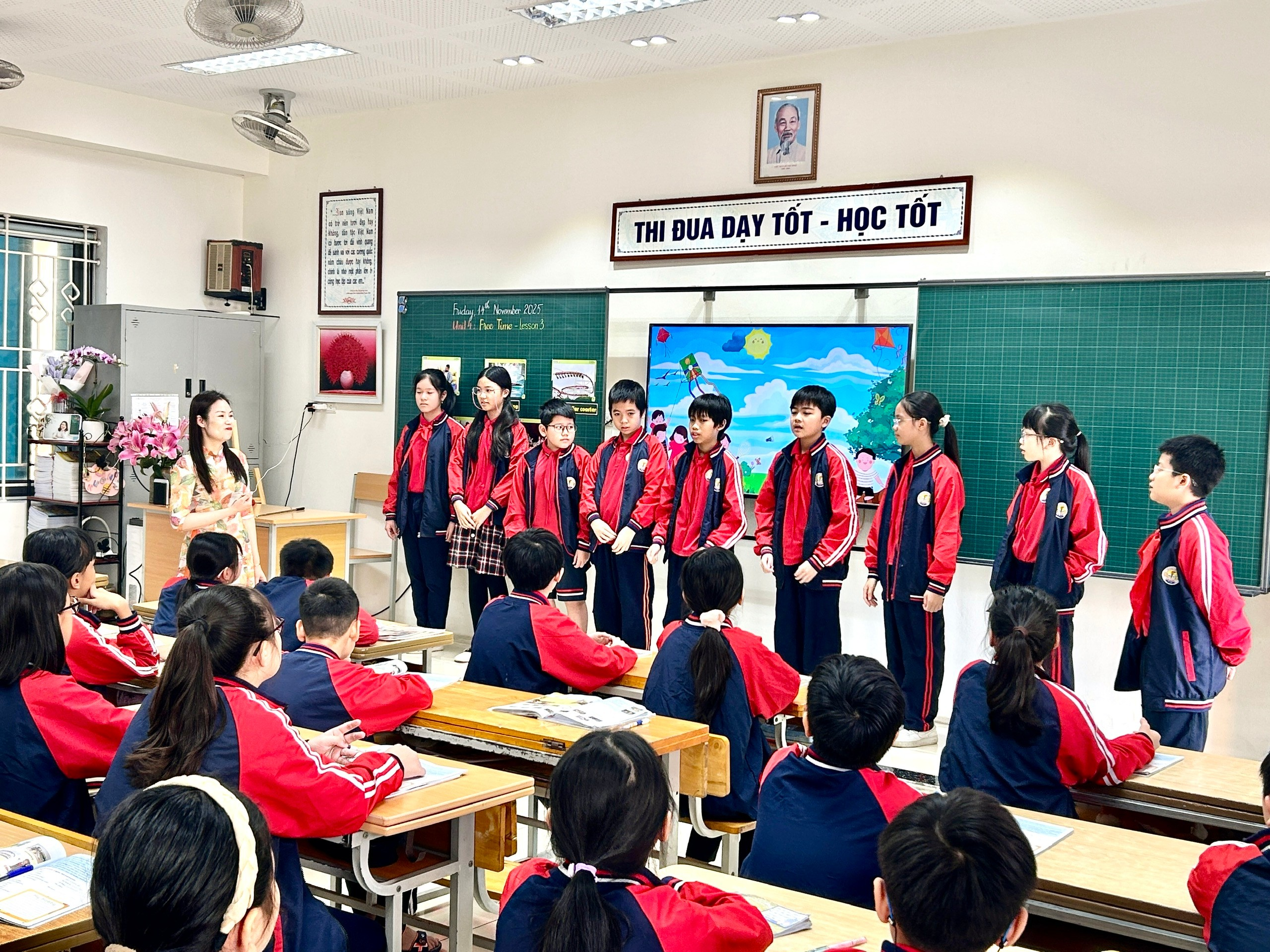 A group of people in a classroom
AI-generated content may be incorrect.