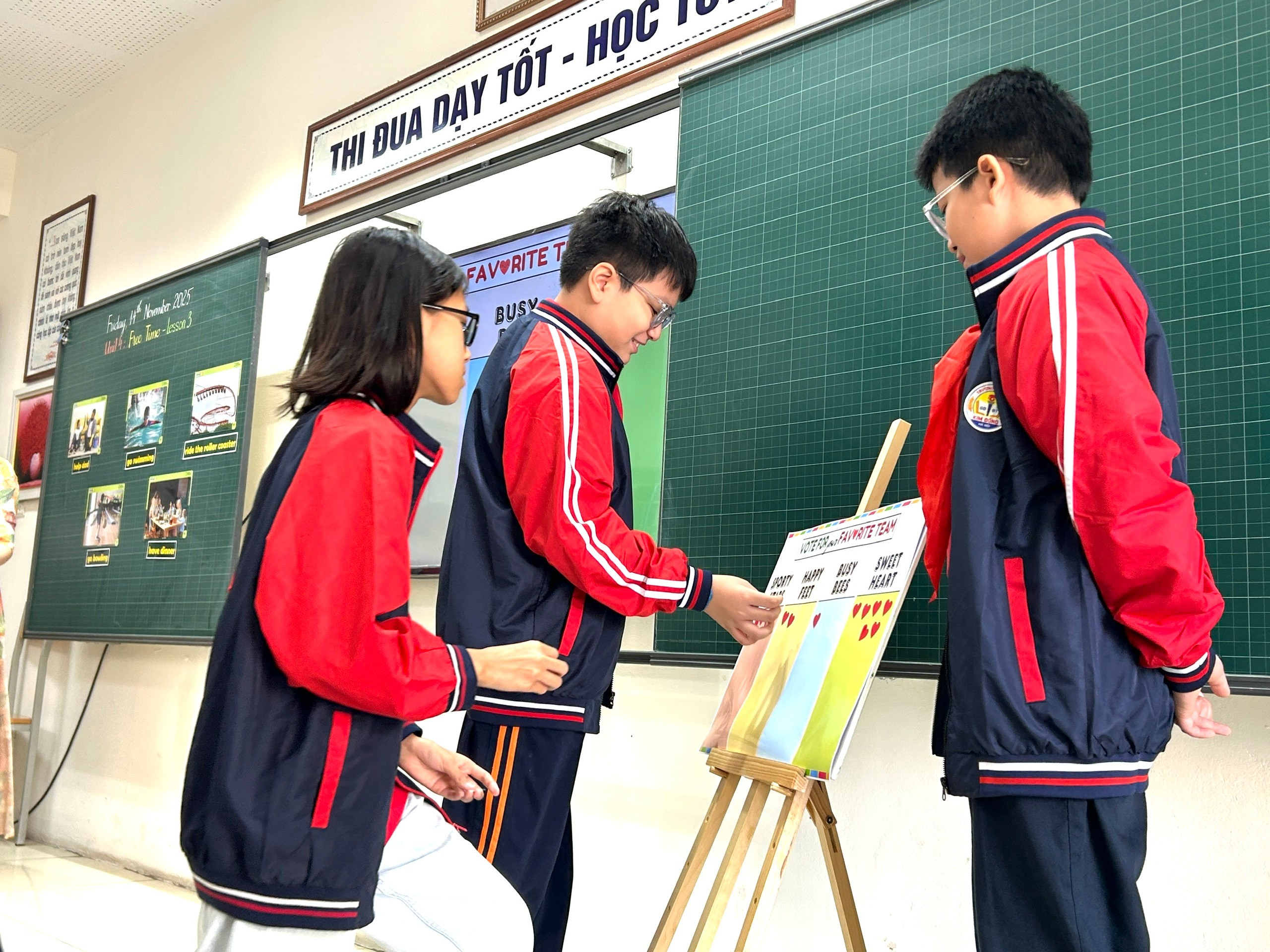 A group of kids looking at a piece of paper
AI-generated content may be incorrect.