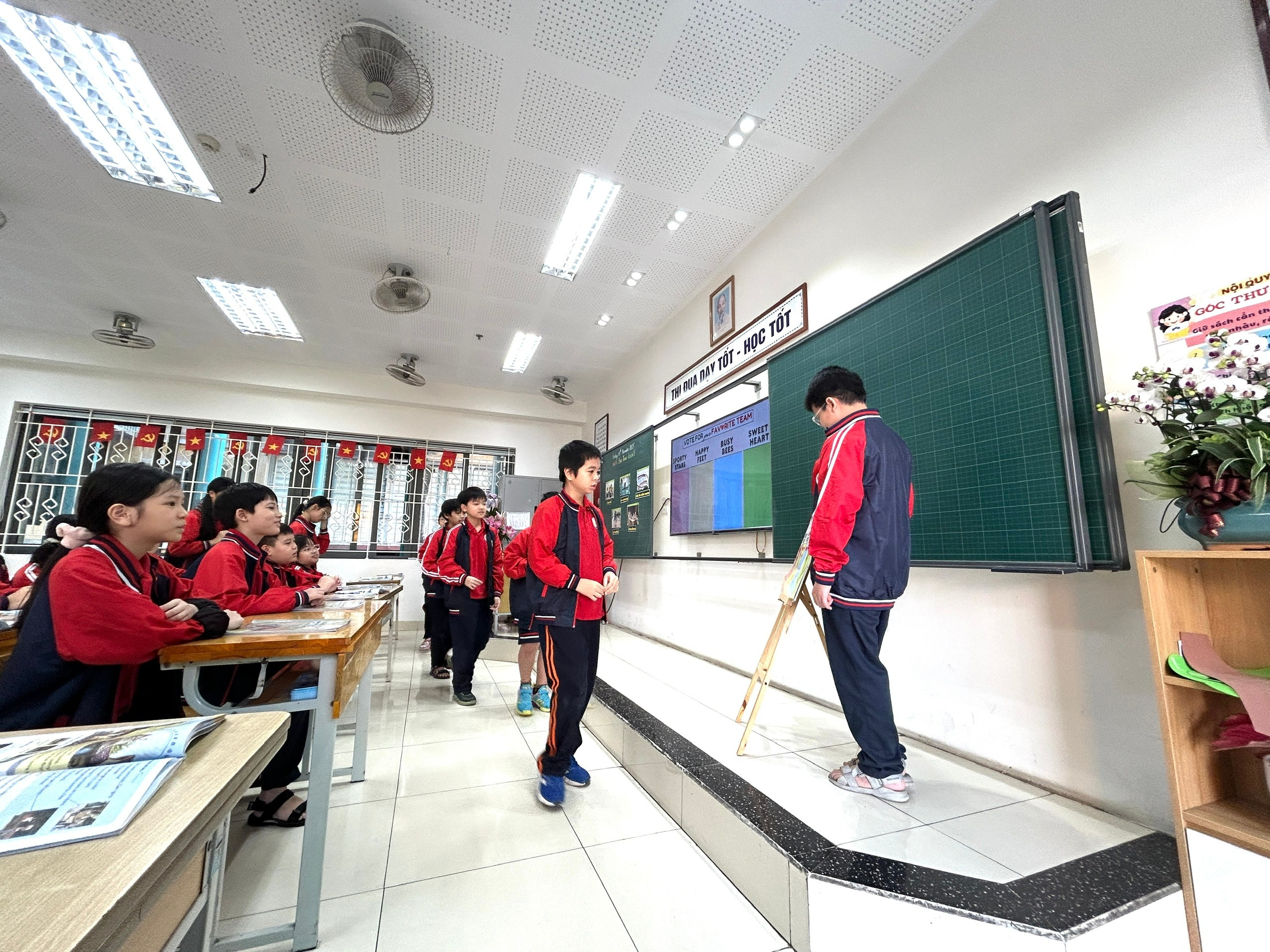 A group of students in a classroom
AI-generated content may be incorrect.