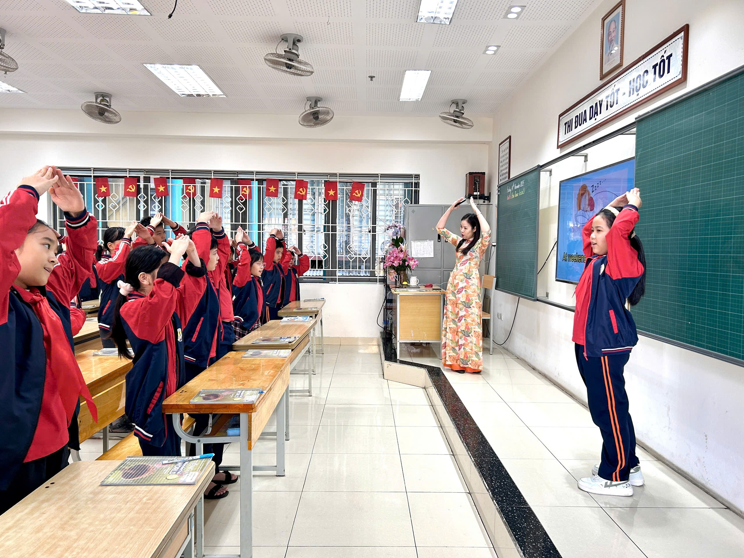 A group of people in a classroom
AI-generated content may be incorrect.