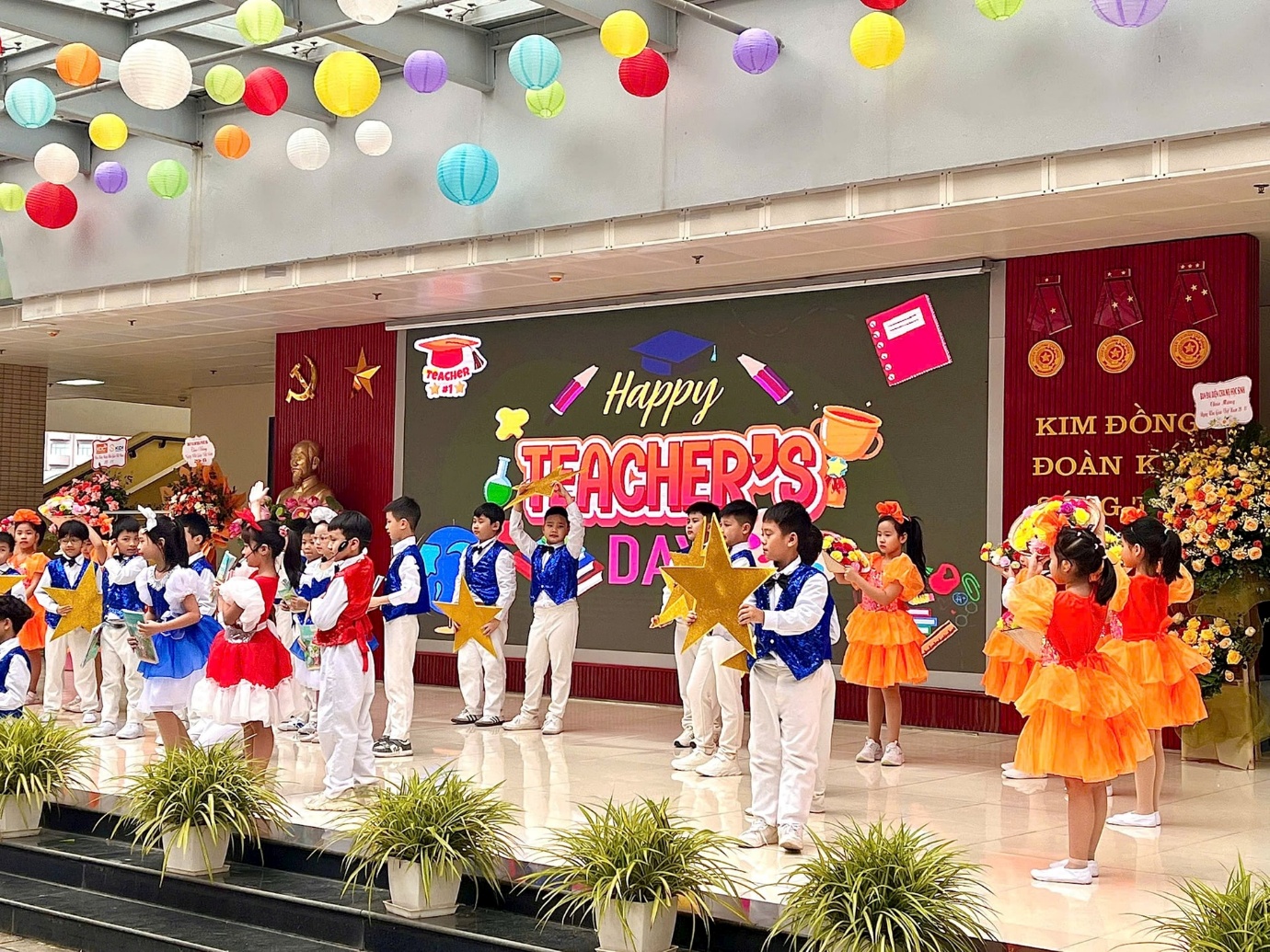 A group of children on a stage

AI-generated content may be incorrect.