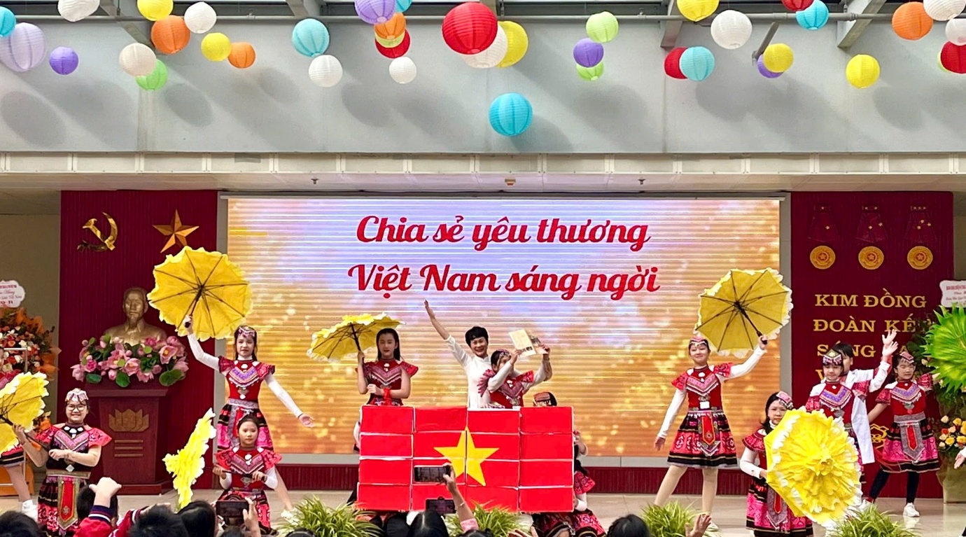 A group of people dancing on stage

AI-generated content may be incorrect.