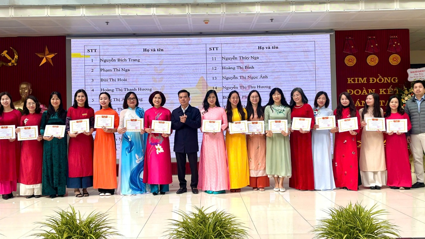 A group of people holding papers

AI-generated content may be incorrect.