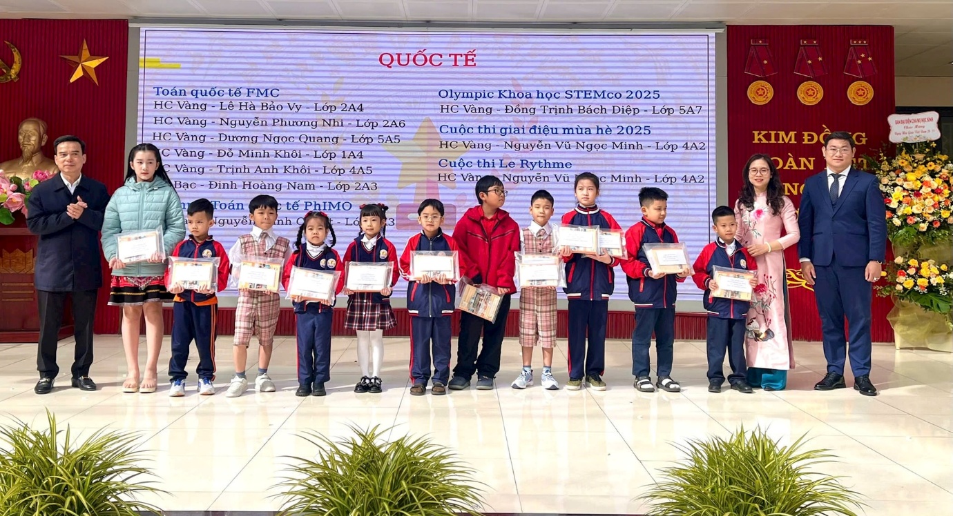 A group of children holding certificates

AI-generated content may be incorrect.