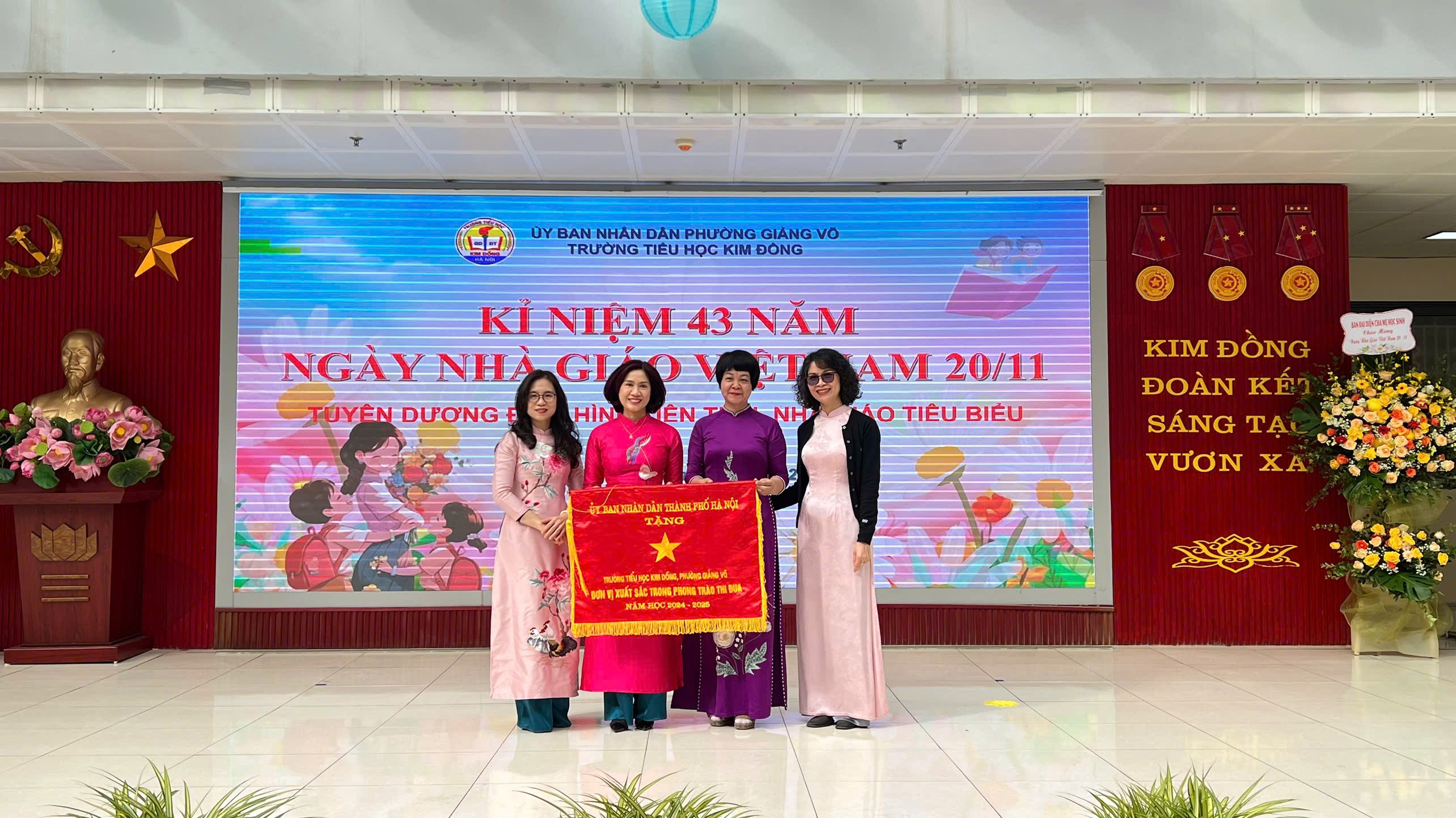 A group of people standing in front of a banner
AI-generated content may be incorrect.