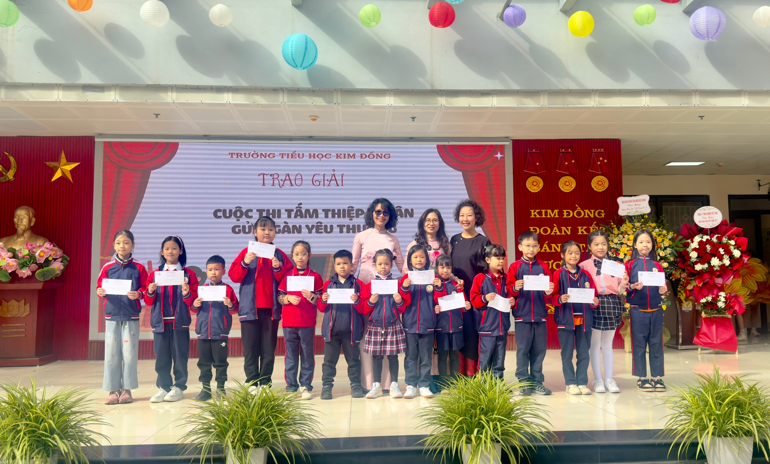 A group of children holding paper
AI-generated content may be incorrect.