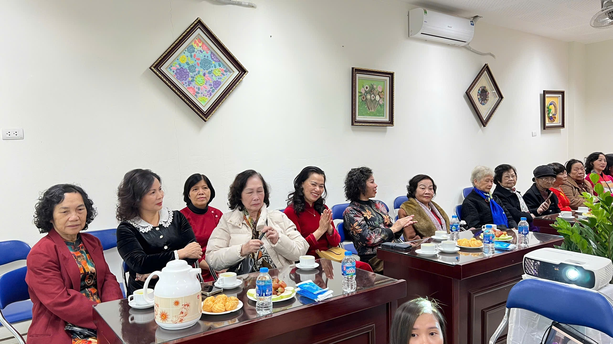 A group of people sitting at a table
AI-generated content may be incorrect.