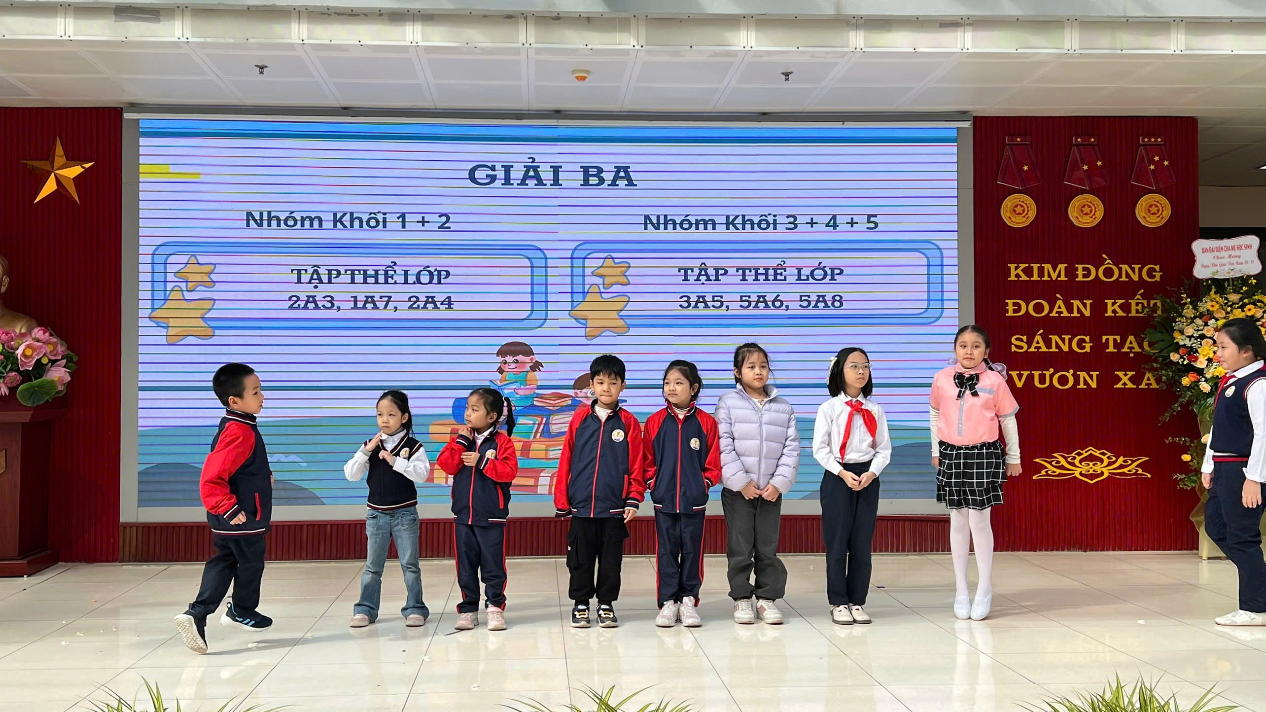 A group of children standing in a line
AI-generated content may be incorrect.