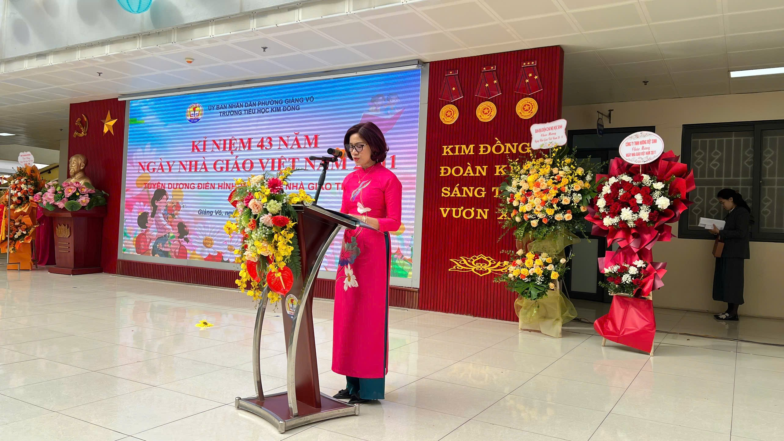 A person standing at a podium with a microphone
AI-generated content may be incorrect.