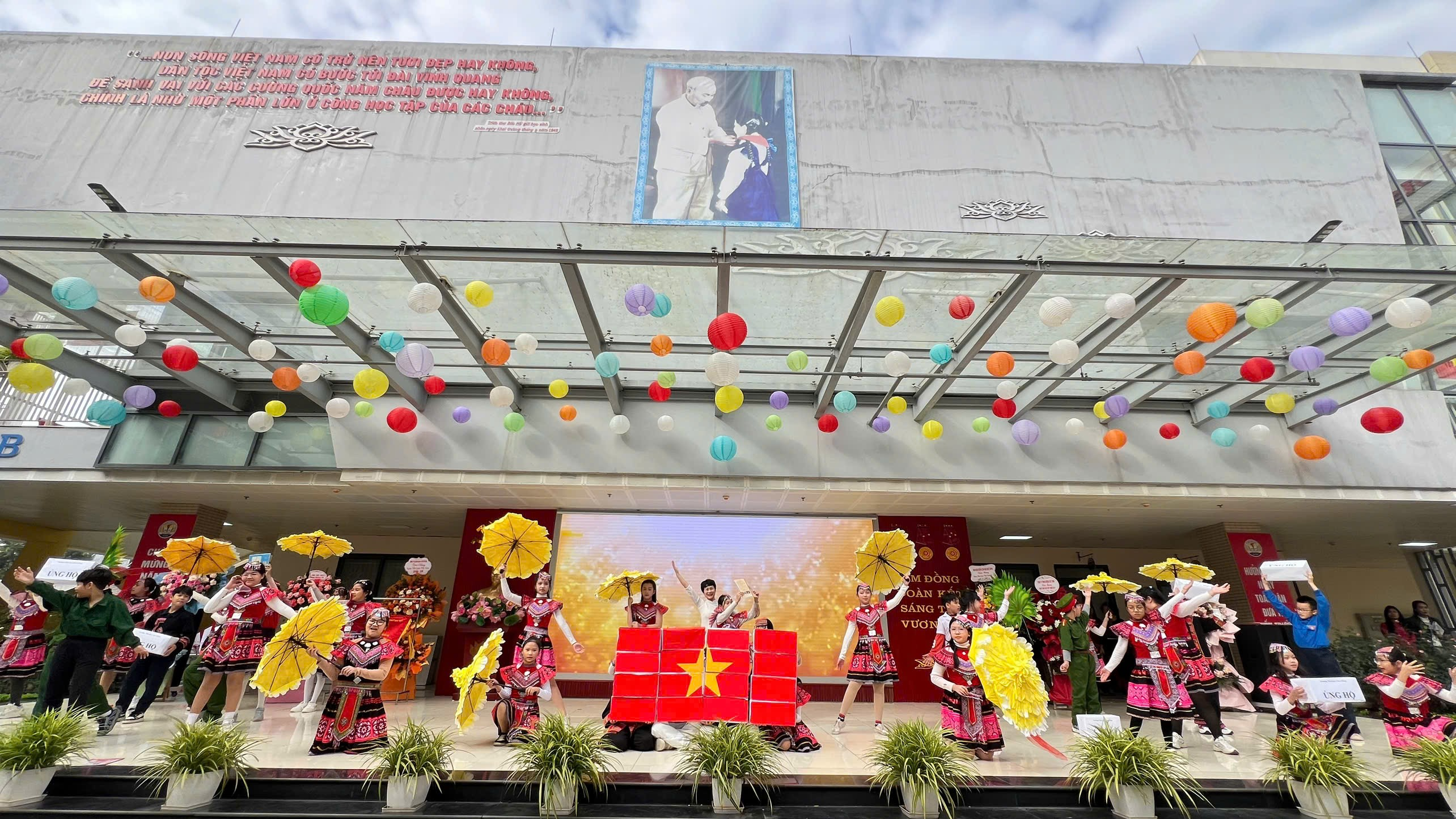 A group of people on a stage
AI-generated content may be incorrect.