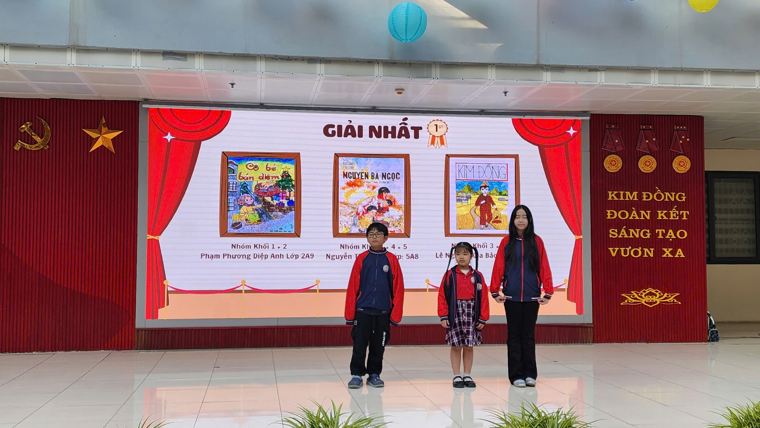 A group of kids standing in front of a building
AI-generated content may be incorrect.