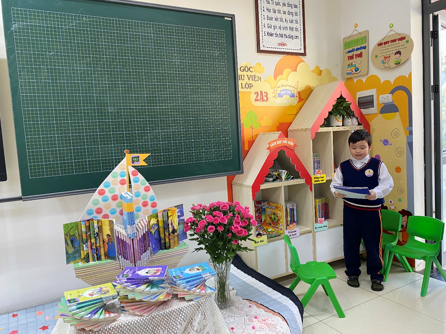 A child standing in a classroom
Description automatically generated