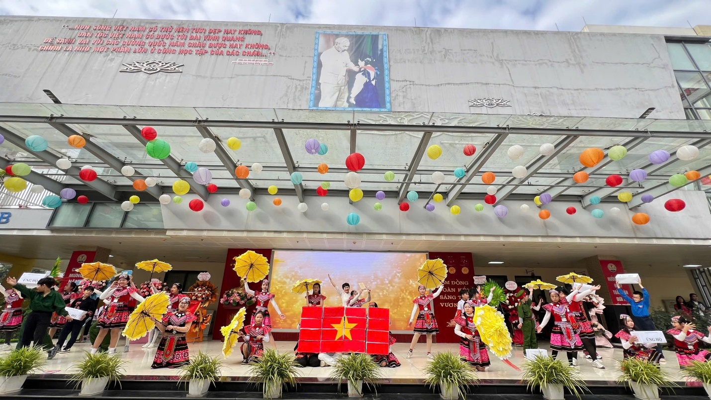 A group of people on a stage
Description automatically generated