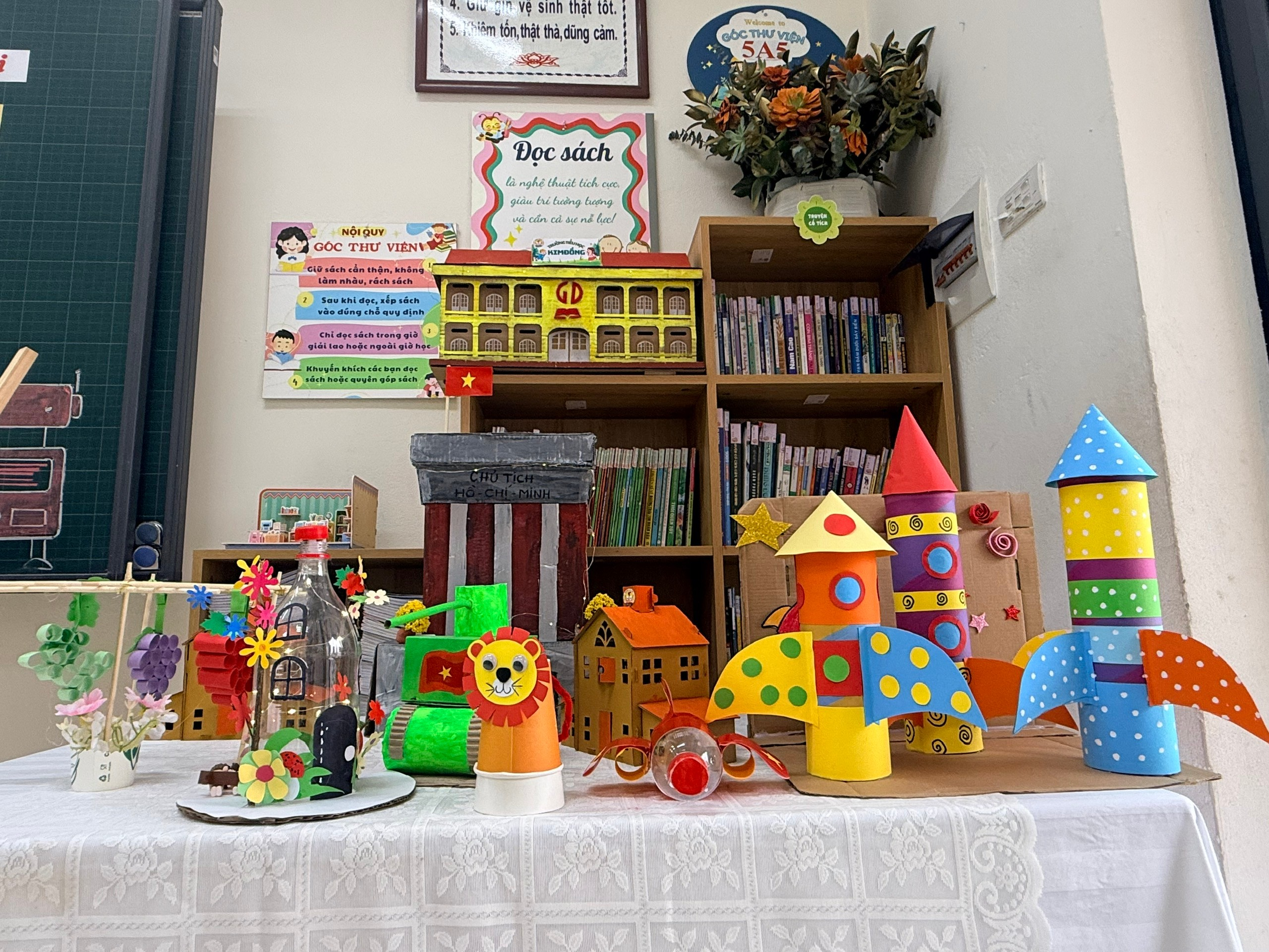 A table with a variety of paper crafts
Description automatically generated with medium confidence