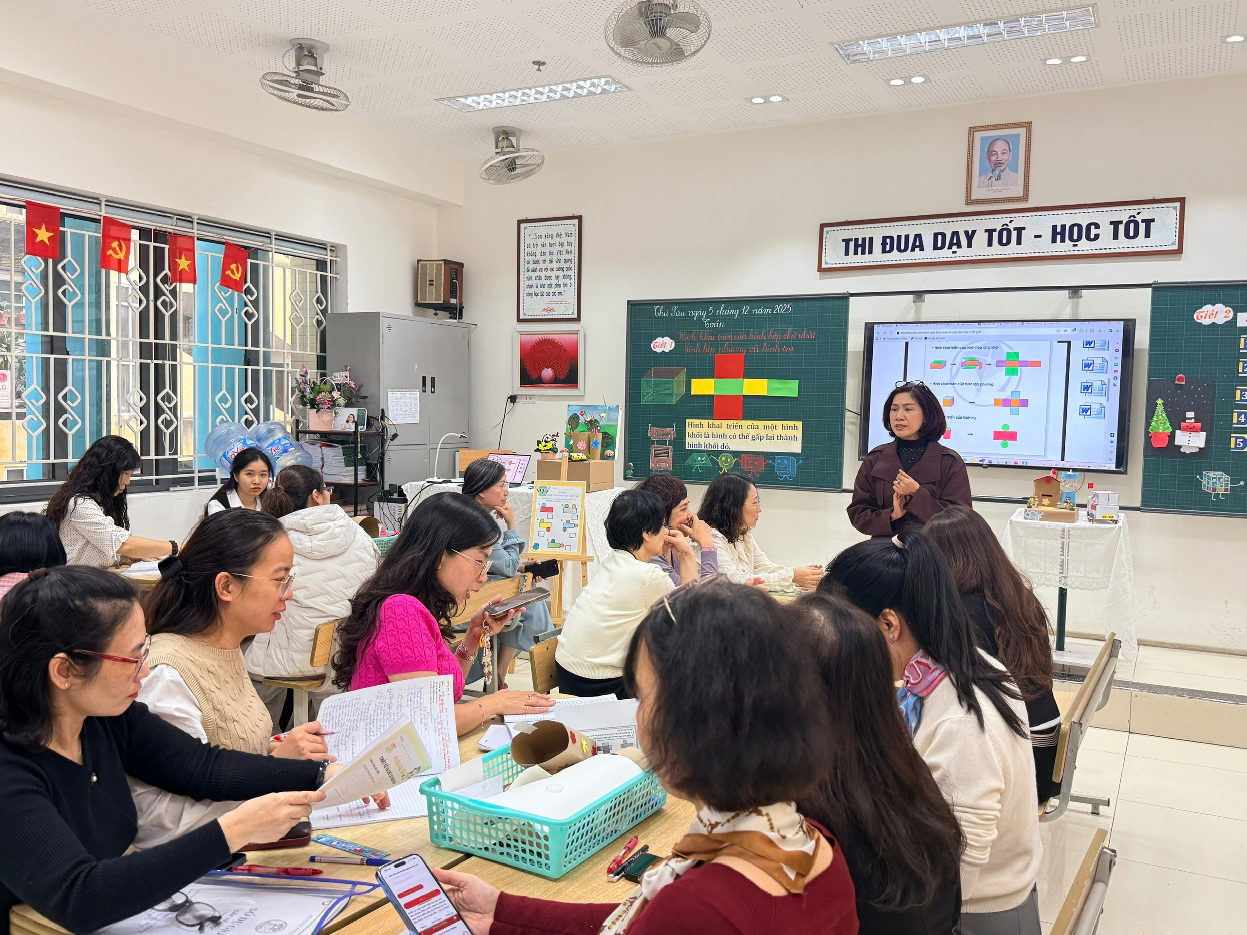 A group of people in a classroom
AI-generated content may be incorrect.