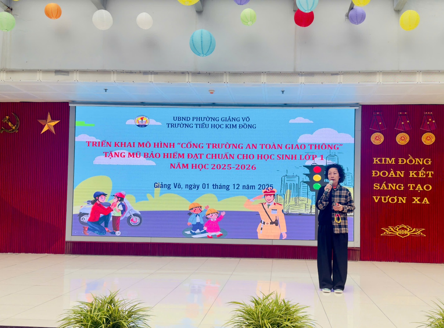 A person standing in front of a large screen

Description automatically generated