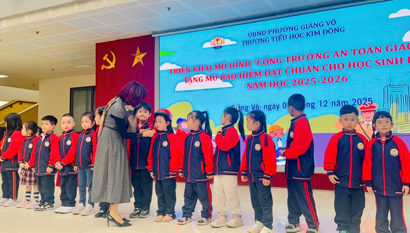 A group of children standing in a line
Description automatically generated