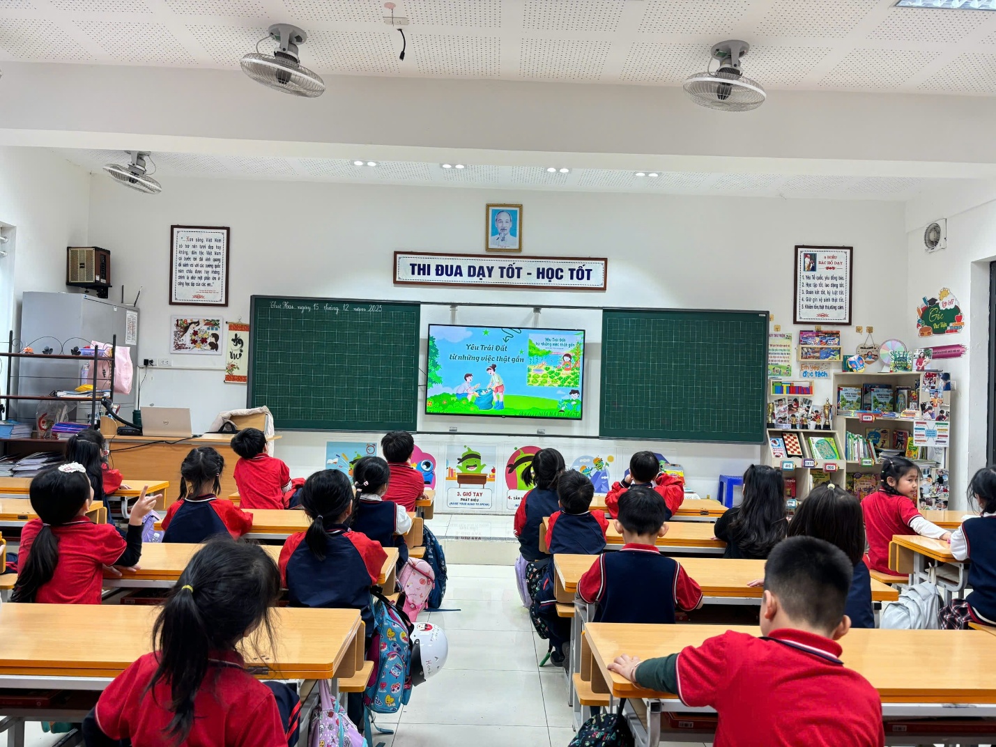 A group of children in a classroom

Description automatically generated