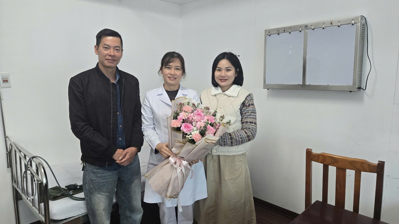 A group of people posing for a picture

Description automatically generated