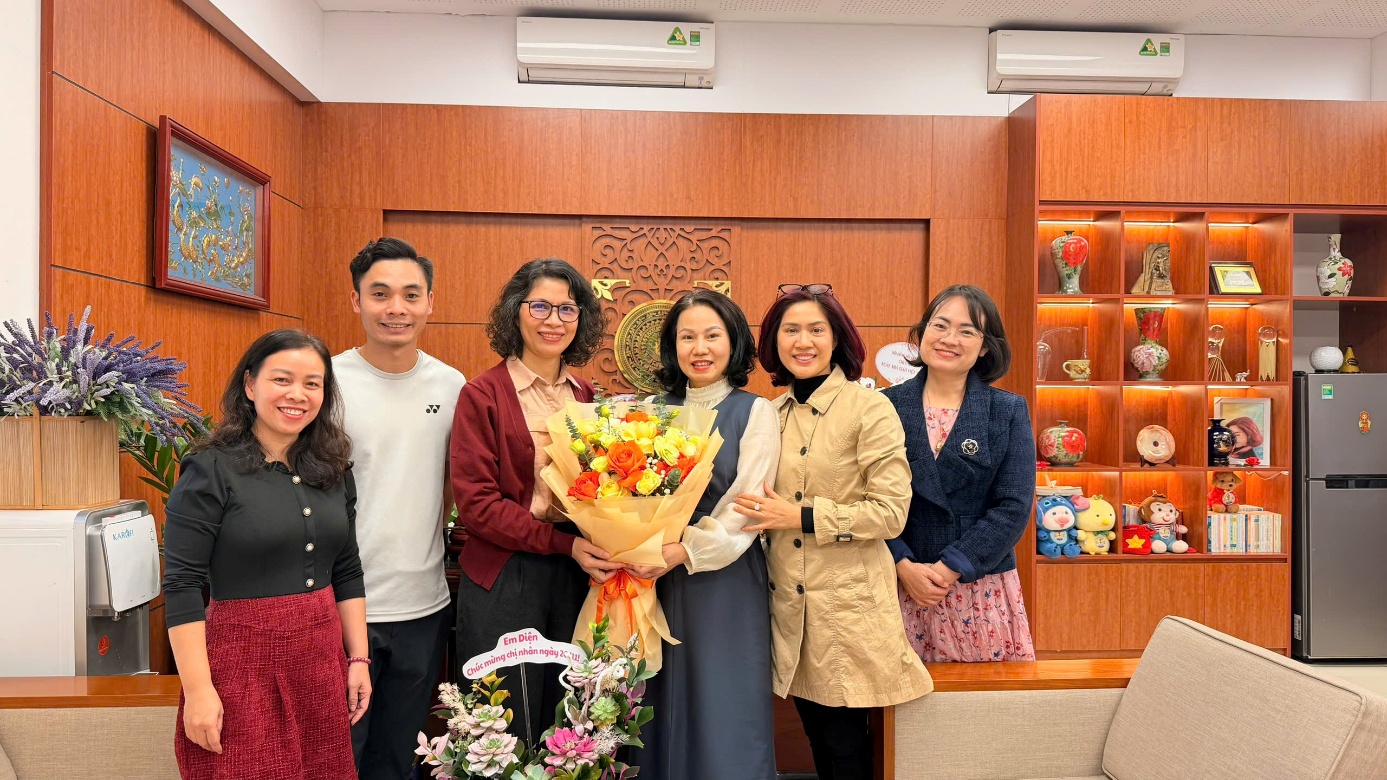 A group of people posing for a photo

Description automatically generated