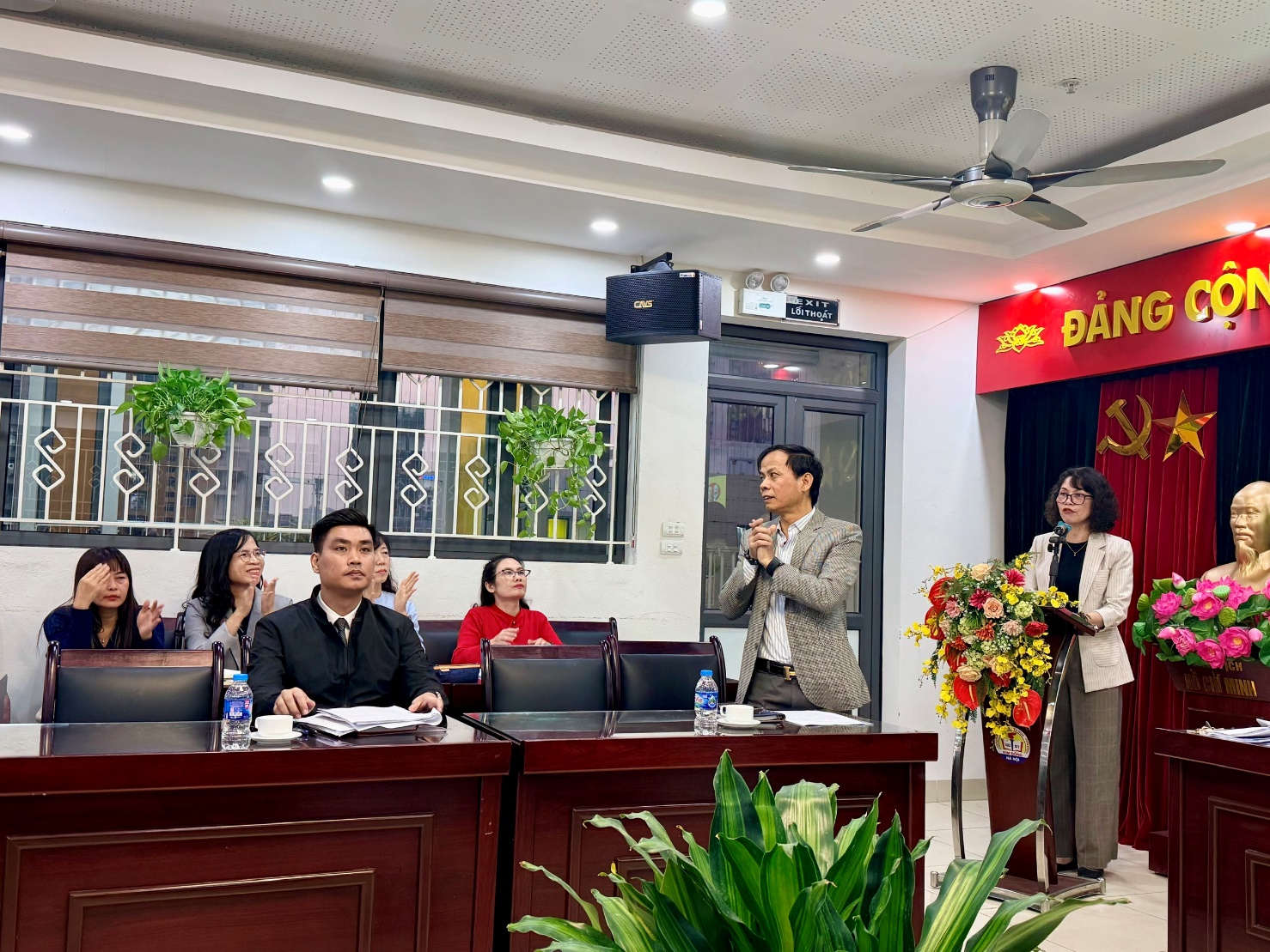 A person standing in front of a person standing in front of a person
AI-generated content may be incorrect.