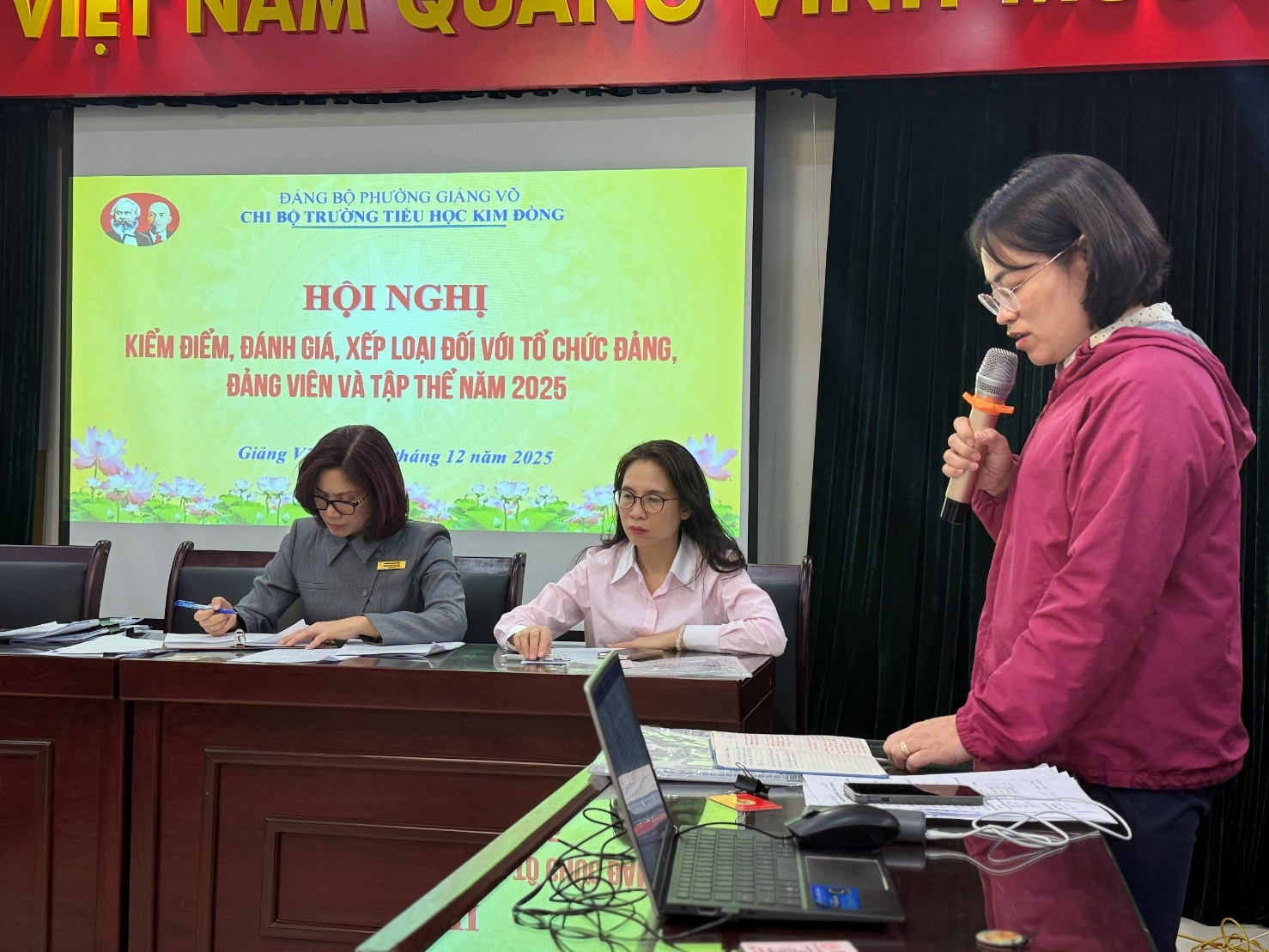 A person standing in front of a microphone
AI-generated content may be incorrect.