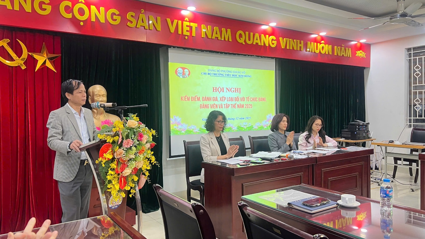 A group of people in a room
AI-generated content may be incorrect.