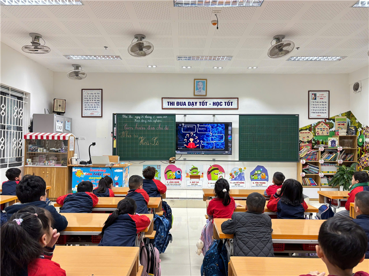 A group of children in a classroom
Description automatically generated