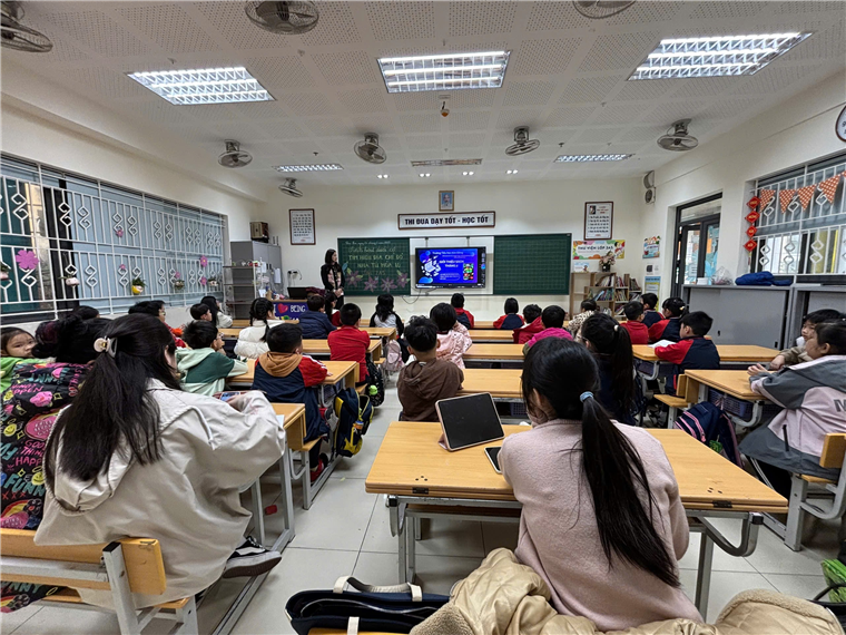 A group of children in a classroom
Description automatically generated