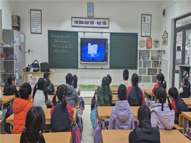 A group of people in a classroom
Description automatically generated